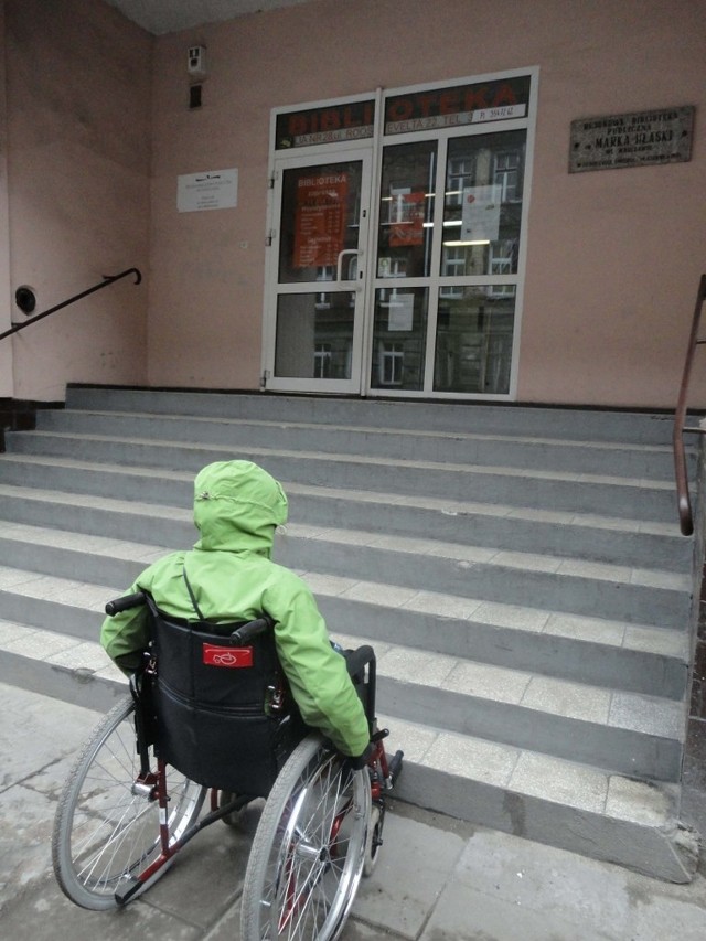 Biblioteka na ul. Roosevelta bez pochylni i poręczy przy schodach