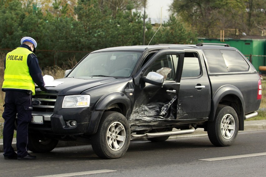Wypadek na Żmigrodzkiej. Jeden z kierowców w ciężkim stanie trafił do szpitala (ZDJĘCIA)