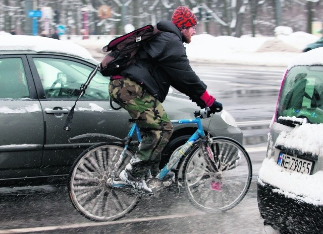 - Trudno nam wyminąć wyrwy, gdy obok jadą samochody - narzekają rowerzyści