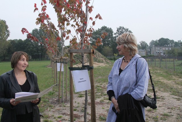 Do Łodzi na ceremonię w Parku Ocalałych przyjechała Meira Tadmir (po prawej), córka Sary i Jechiela Liebermannów