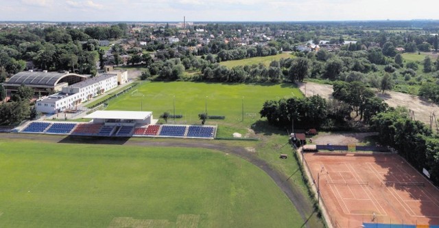 Hotel nad jeziorem jest częścią większego kompleksu sportowego