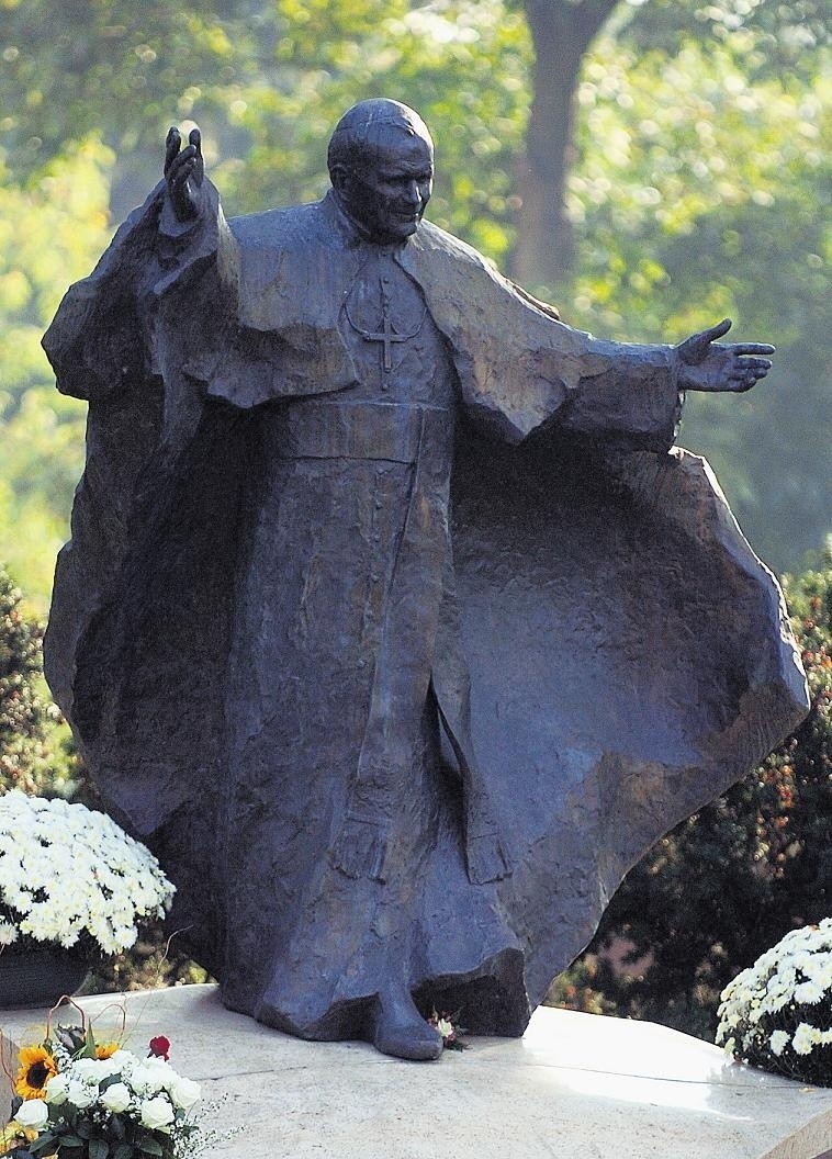 Poznański pomnik powstał z inicjatywy abp. Juliusza Paetza,...