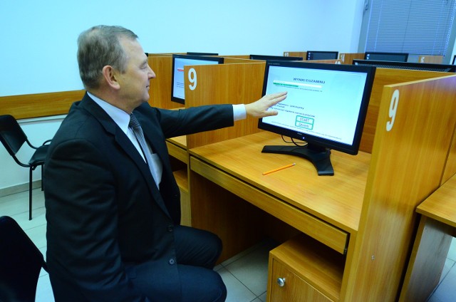 Aleksander Kowalewicz, dyrektor WORD-u w Poznaniu pokazuje, jak działają ekrany