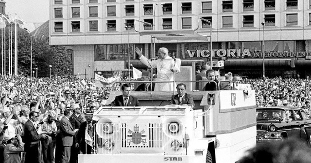 Władze PRL nie zezwoliły telewizjom bloku komunistycznego na pokazywanie tłumów pielgrzymów uczestniczących w mszy na pl. Zwycięstwa w czerwcu 1979.