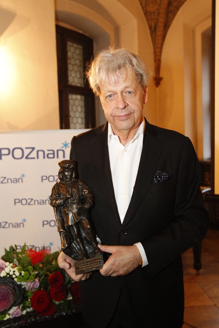 Wojtek Grabianowski ze statuetką J.B.Quadro