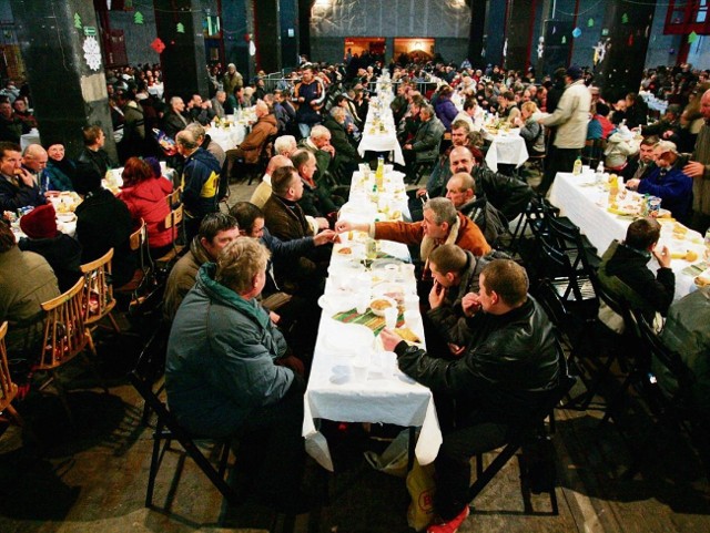 Na wigilijnych kolacjach dla samotnych i ubogich pojawia się coraz więcej osób