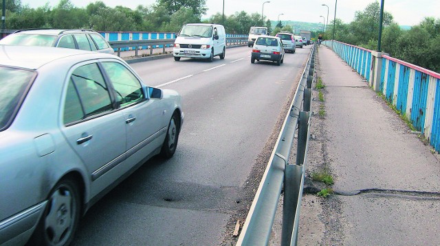 W zapadniętych dylatacjach mostu na Dunajcu  wielu kierowców straciło już kołpaki i uszkodziło zawieszenia pojazdów