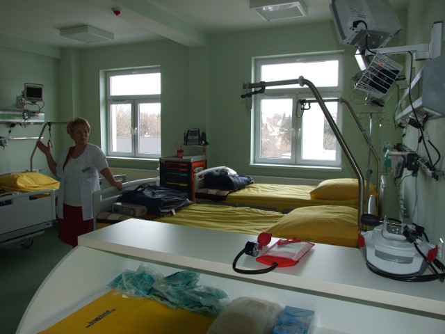 Pielęgniarka oddziałowa Małgorzata Bocheńska prezentuje sprzęt w sali pozabiegowej