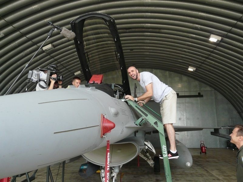 Marcin Gortat zasiadł za sterami F-16 w bazie w Łasku.