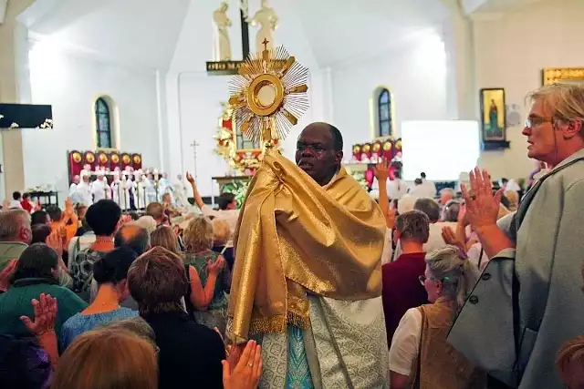 Ks. John Baptist Bashobora, charyzmatyk z Ugandy, podczas mszy świętej w legnickim kościele Najświętszego Serca Pana Jezusa.  Na spotkanie z uzdrowicielem przyjechali chorzy z Polski i z zagranicy.