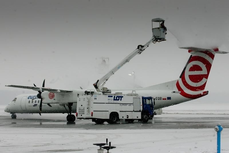 Wrocław: Na lotnisku w trzy minuty usuwają lód z samolotów (ZDJĘCIA, FILM)