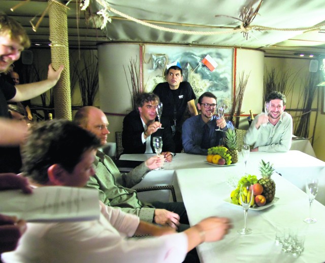 Scena na barce pod pokładem. Polski producent zaprosił czeskich aktorów na imprezę