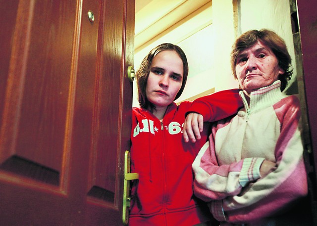 Grażyna Szymańska z córką Anią dały się nabrać na promocyjną ofertę. Zapłacą za okna, których nie będą miały