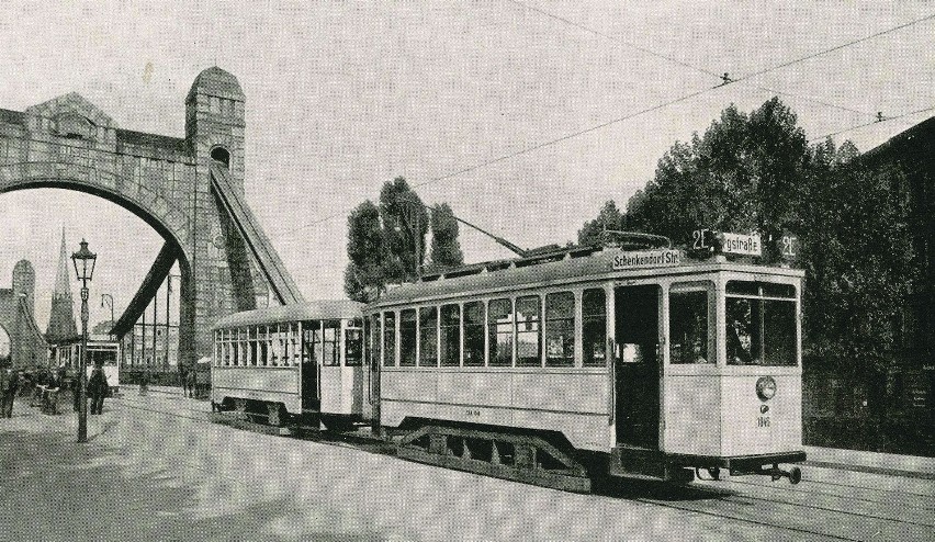 Tramwaje jadące po moście Grunwaldzkim, lata 30. XX wieku