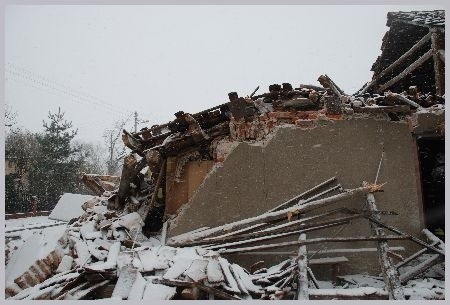 Ciężarówka uderzyła w dom mieszkalny, burząc go niemal...