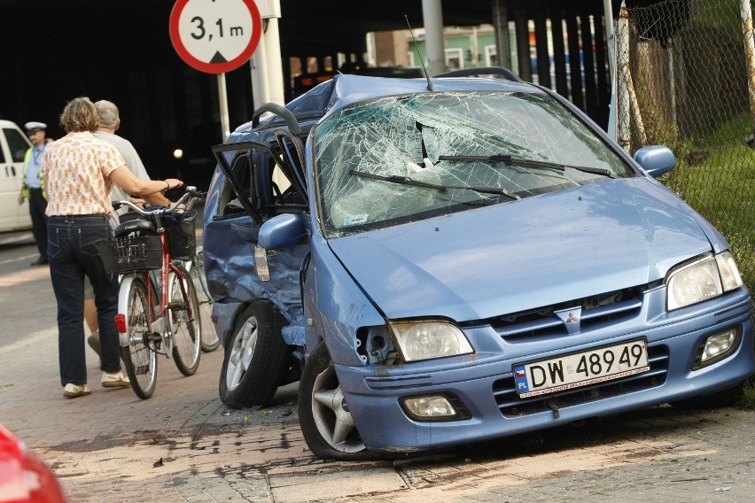 Wrocław: Wypadek na Trzebnickiej, zawinił kierowca mitsubishi (ZDJĘCIA)