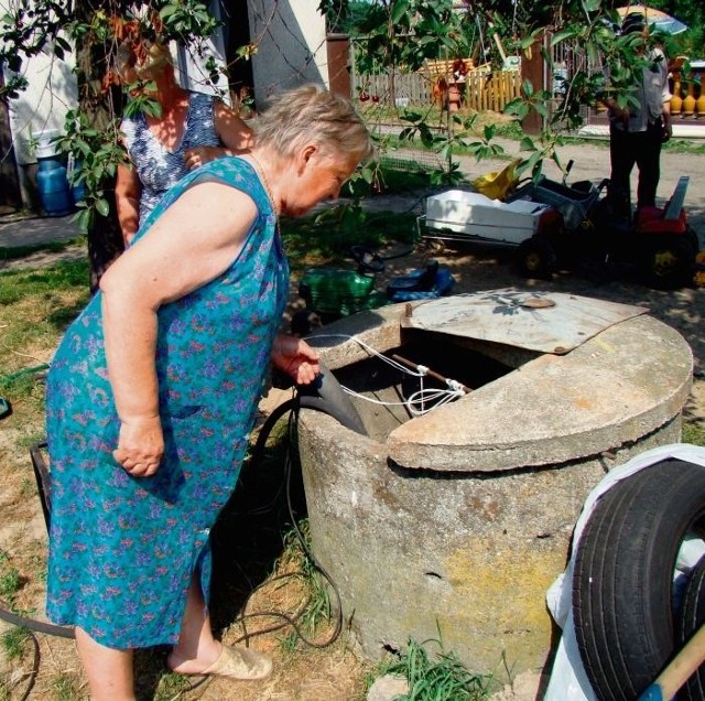 Kubsikowie z Bobrowa sami oczyścili studnię, żeby mieć wodę dla zwierząt