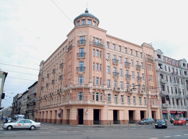 Hotel Polonia Palast zbudowano w 1912 roku. Jego właścicielami byli bracia Dobrzyńscy. Wzrok przyciąga narożny ryzalit zwieńczony belwederem