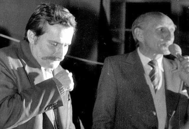 Rok 1980. Sala BHP. Sierpniowy strajk w Stoczni  Gdańskiej. Mecenas Zbigniew Gryszkiewicz obok Lecha Wałęsy