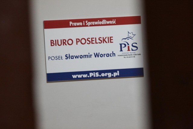 Złodzieje wyważyli drzwi prowadzące bezpośrednio do biura posła Woracha.