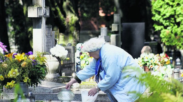 Na starych cmentarzach nie ma miejsc. Na komunalnej nekropolii będzie drożej