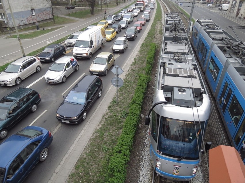 Znów ogromne korki na Legnickiej (ZDJĘCIA)