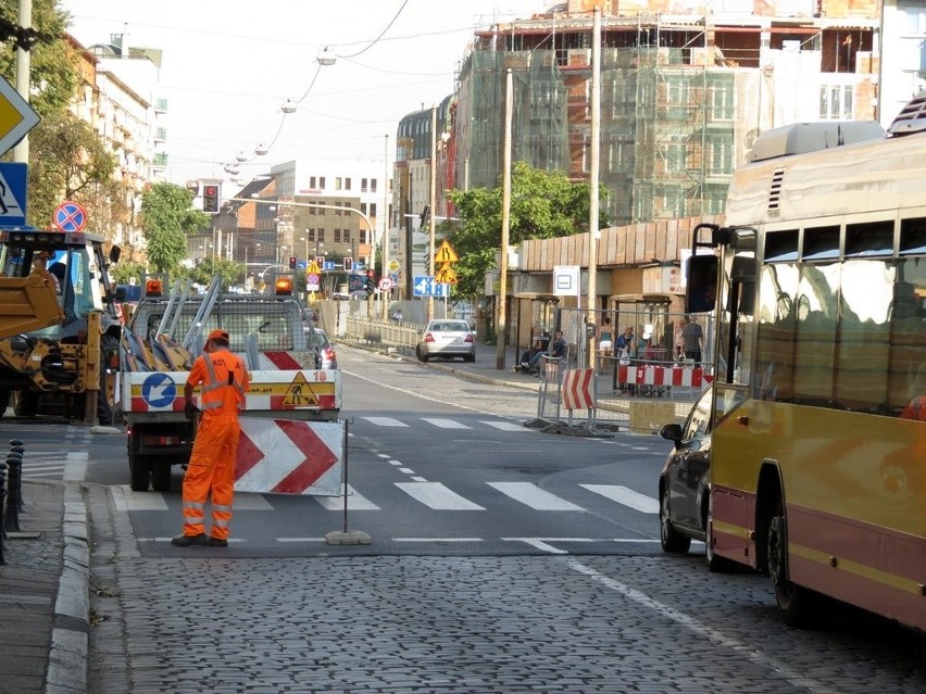 Wrocław: Po awarii wodociągowej rozkopana Dworcowa i Kościuszki (ZDJĘCIA)