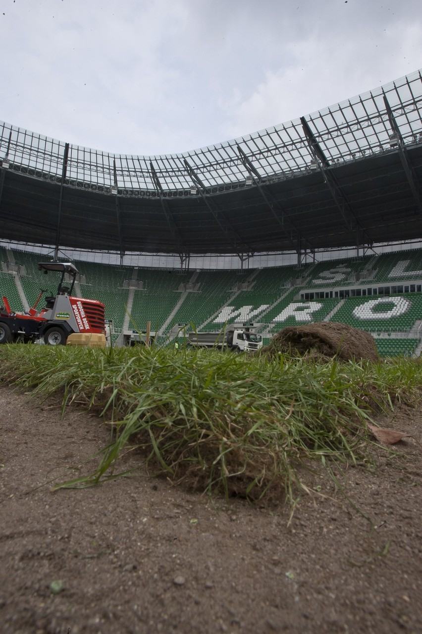 Wrocław: Wymieniają murawę na stadionie (ZDJĘCIA)