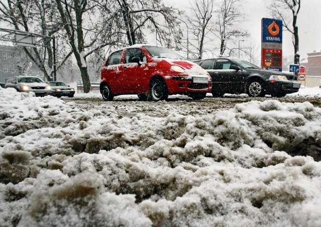 Po ostatnich opadach śniegu zwykła łopata to za mało, by usunąć zaspy. Tak w Jeleniej Górze porządkowano parkingi