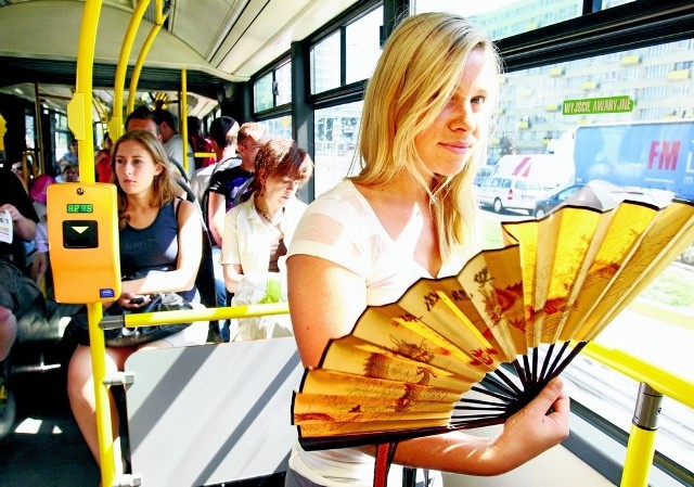 Wrocławianka Elwira Kaśków w autobusie z pl. Grunwaldzkiego na Podwale używa wachlarza, bo nie ma w nim klimatyzacji