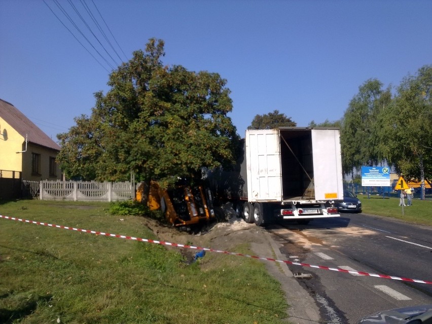 Czołowe zderzenie ciężarówek pod Pleszewem [ZDJĘCIA]