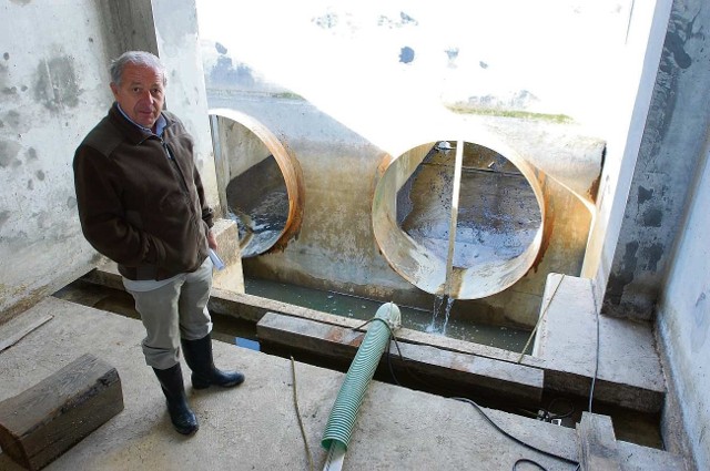 Antoni Kreft, kierownik budowy elektrowni, pokazuje, gdzie zostaną umieszczone turbiny