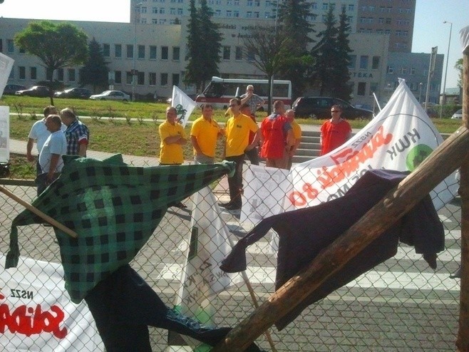 Protestujący górnicy pod siedzibą JSW w Jastrzębiu