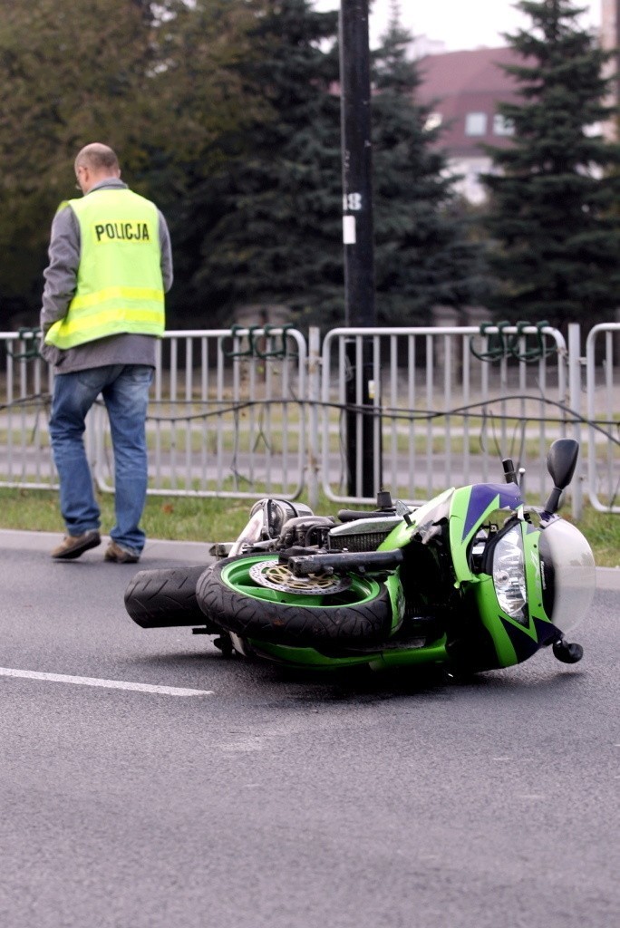 Ul. Jana Pawła II: Zderzenie motocyklisty z fiatem 126p