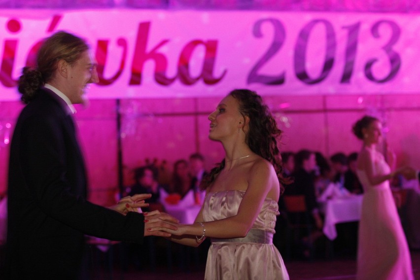 Studniówka 2013: Bal uczniów IV LO im. S. Staszica w Sosnowcu [ZDJĘCIA]