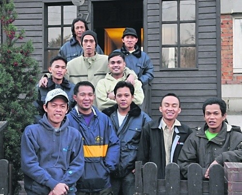 Nowi pracownicy HCP (na dole od lewej): Abelardo, Joward, James, Anecito, Warsito, Marcos, Rossello, Antioco, Charlito, Dioscaro