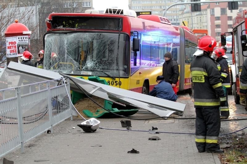 Wrocław: Autobus staranował przystanek na pl. Jana Pawła II. Jedna osoba nie żyje (ZDJĘCIA, FILM)