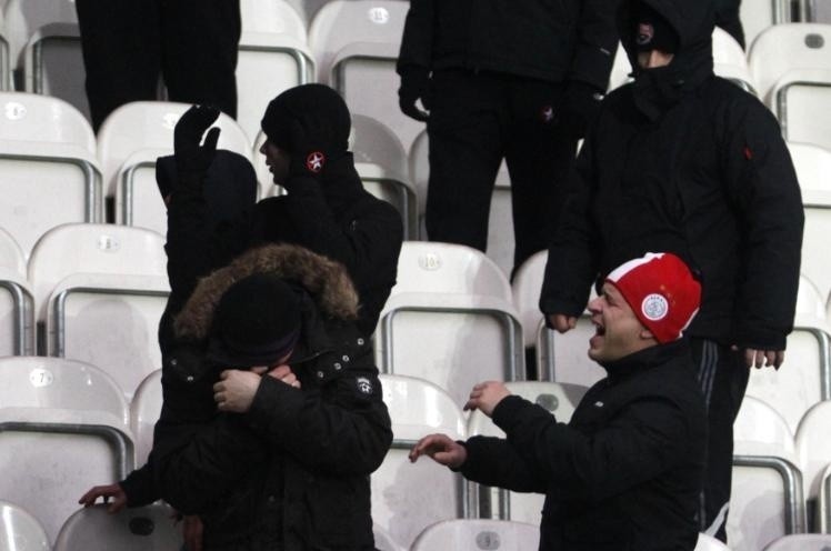 Kraków. Mała zadyma kibiców w trakcie meczu Cracovia -...