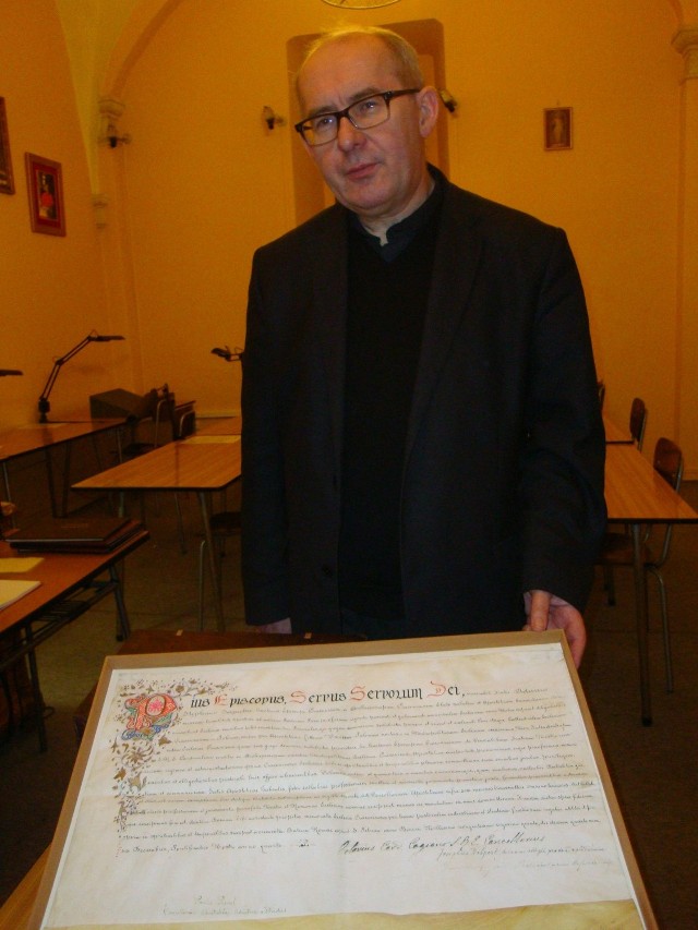Ks. prof. Jacek Urban prezentuje bullę papieską z 1924 r.