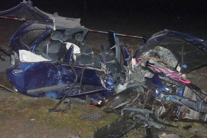 Tragiczny wypadek pod Tomaszowem. 1 osoba zginęła, 2 rannych [ZDJĘCIA]