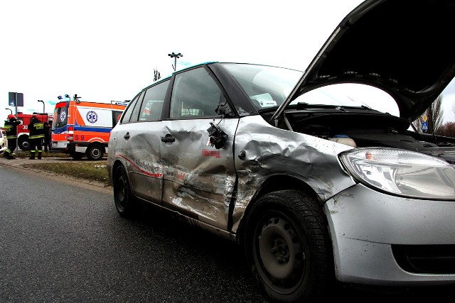 Wypadek 3 samochodów na Dąbrowskiego. Ranny przedstawiciel handlowy