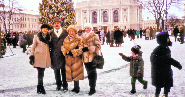 Boże Narodzenie 1998, Lwów, plac przed  Operą. Państwo Wencakowie z córkami: Marianną (z lewej) i Eweliną (z prawej). Na termometrze minus 15 stopni