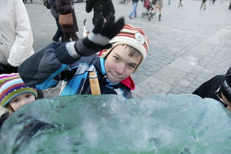 Wrocław: Rzeźbienie w lodzie na Rynku (ZDJĘCIA)