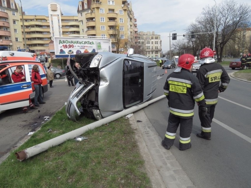 Wypadek na Zaporoskiej. Volkswagen skosił latarnię i stanął na boku (ZDJĘCIA)