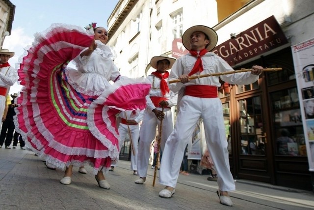 Parada zespołów folklorystycznych podczas Festiwalu Integracje.