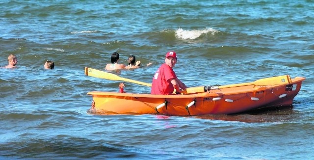 Ratownicy muszą mieć baczenie na kąpiących się,  stojąc na plaży,  ale też patrząc na nich od strony wody - z łodzi. Nie jest to łatwe zajęcie