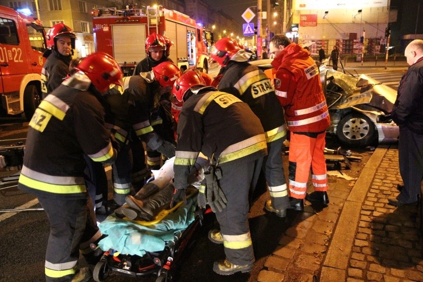 Wrocław: Zderzenie tramwaju z samochodem, ranne trzy osoby (ZDJĘCIA)