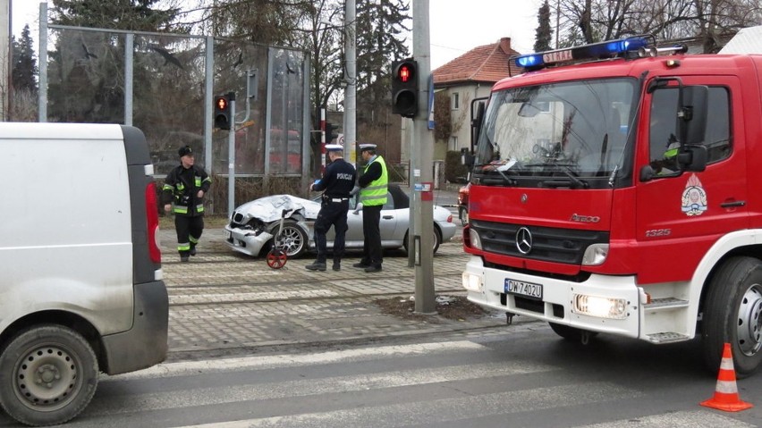 Wrocław: Wypadek na Karkonoskiej (ZDJĘCIA)