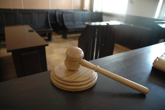 Sąd Okręgowy w Poznaniu skazał na cztery lata więzienia 35-mężczyznę, który pobił pięściami po głowie 5-miesięczną dziewczynkę