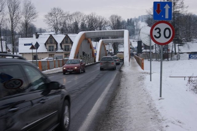 Na moście w Białym Dunajcu korki tworzą się mimo ruchu w dwie strony. Od maja ruch na moście będzie wahadłowy.